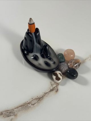 Malý domácí vodopád 🤍 Keramický stojánek „Mini hora“, inspirovaný skalnatými vrcholky, promění tvůj prostor v malou oázu...